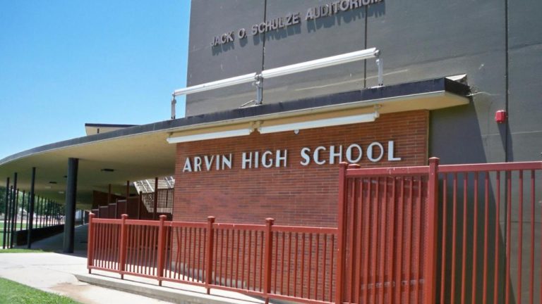 ABD’deki bir lisenin güvenlik görevlisi, ev yapımı patlayıcı sattığını itiraf etti
