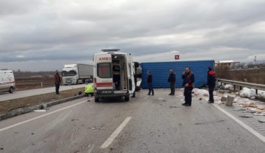 Amasya’da devrilen kamyon yolu ulaşıma kapattı