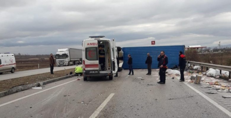 Amasya’da devrilen kamyon yolu ulaşıma kapattı