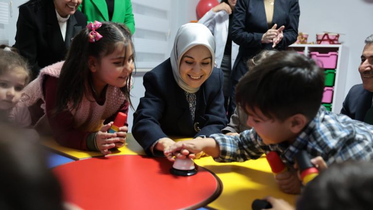 Bakan Göktaş Şırnak’ta çocuklarla oyun oynadı
