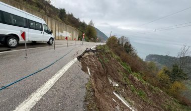 Bartın-Kastamonu yolunda heyelan meydana geldi