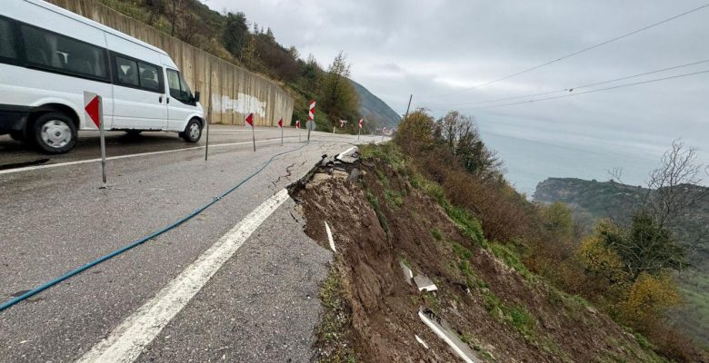 Bartın-Kastamonu yolunda heyelan meydana geldi