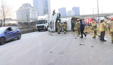 Basın Ekspres Yolu’nda iki kamyon devrildi