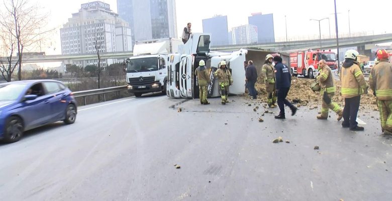 Basın Ekspres Yolu’nda iki kamyon devrildi