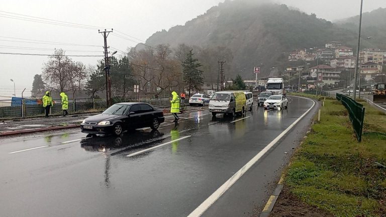 Heyelanda kapanan Zonguldak-Alaplı kara yolunda ulaşım tek şeritten sağlanmaya başladı