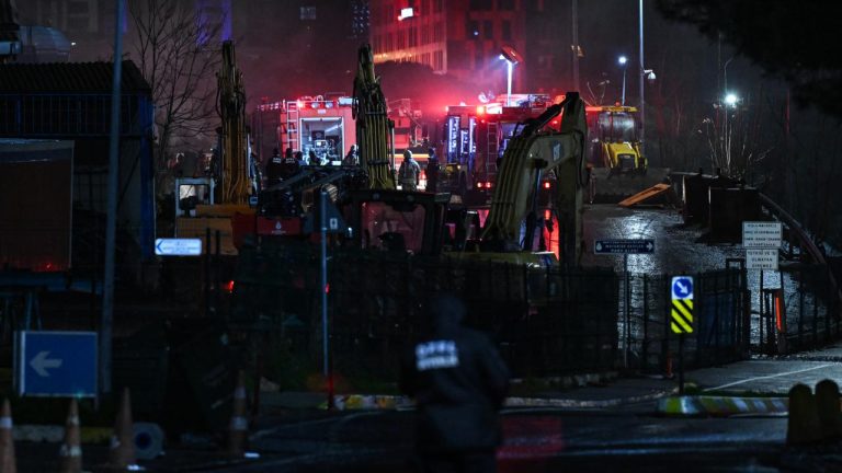 İBB deposunda çıkan yangın söndürüldü