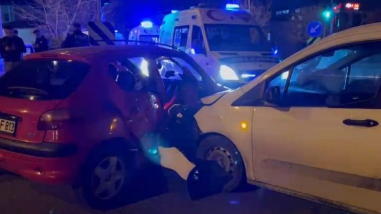 İki araç kafa kafaya çarpıştı: 4 yaralı