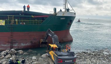 İnebolu’da karaya oturan gemiyi kurtarma çalışmasında ilk deneme başarısız oldu