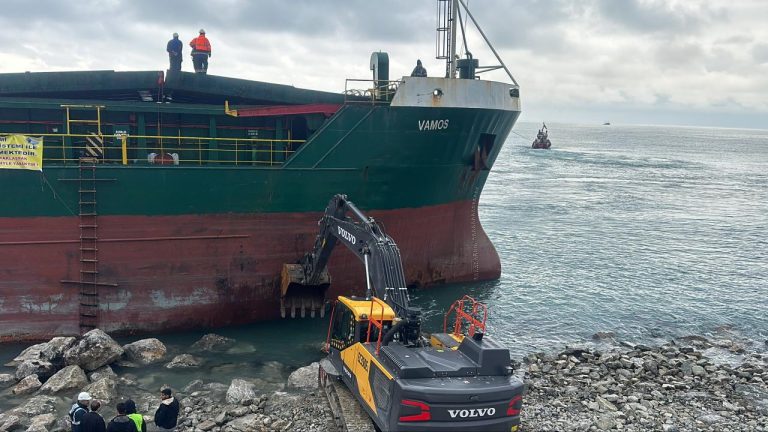 İnebolu’da karaya oturan gemiyi kurtarma çalışmasında ilk deneme başarısız oldu