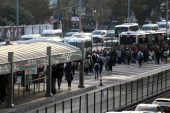 İstanbul’da tekerleklerinden dumanlar çıkan metrobüsün yolcuları tahliye edildi