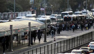 İstanbul’da tekerleklerinden dumanlar çıkan metrobüsün yolcuları tahliye edildi