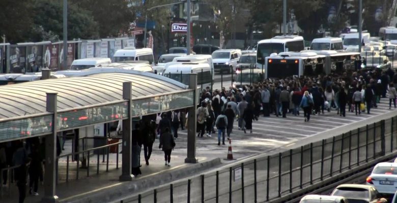 İstanbul’da tekerleklerinden dumanlar çıkan metrobüsün yolcuları tahliye edildi