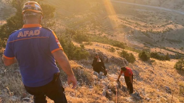 İzmir’de kayalıklardan düşen kişiyi AFAD ekipleri helikopterle kurtardı