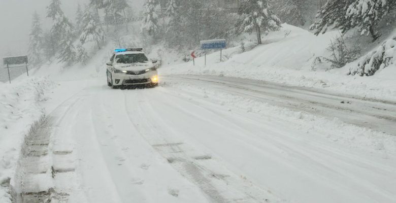 Karabük’te kardan kapanan köy yolları ulaşıma açıldı