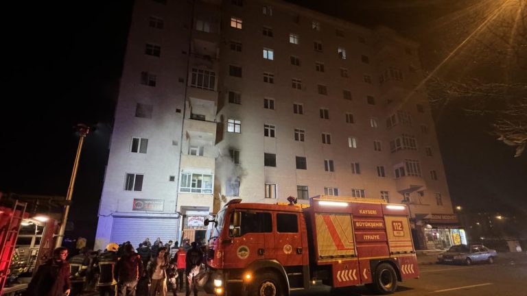 Kayseri’de apartmanda yangın: 4 kişi dumandan etkilendi