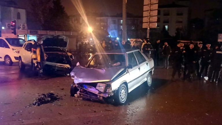 Kırıkkale’de çarpışan iki otomobildeki 9 kişi yaralandı