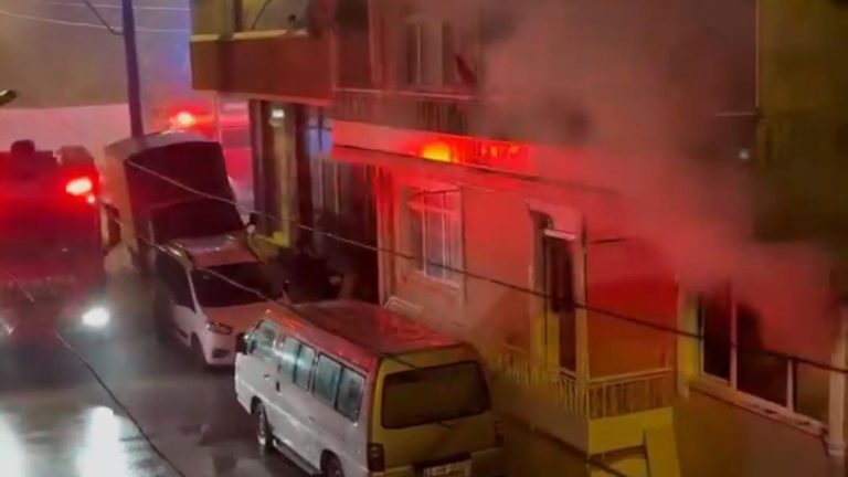 Kocaeli’de çıkan yangında mahsur kalan kişi kurtarıldı