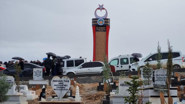 Malatya’da depremde hayatını kaybedenler anısına anıt yapıldı