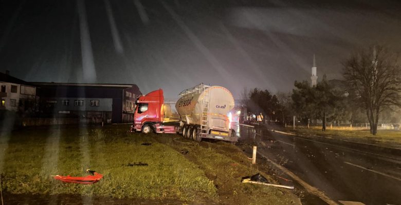 Sakarya’da hafif ticari aracın tırla çarpıştığı kazada 2 kişi yaralandı