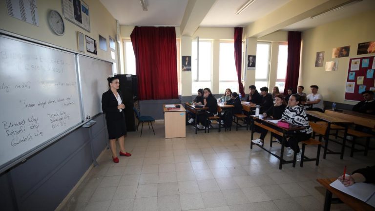 Sınıfta kalbi duran öğrenci öğretmenin kalp masajıyla hayata döndü