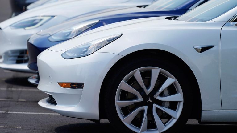 Tesla, otopilot arızası nedeniyle iki milyon aracı geri çağırıyor