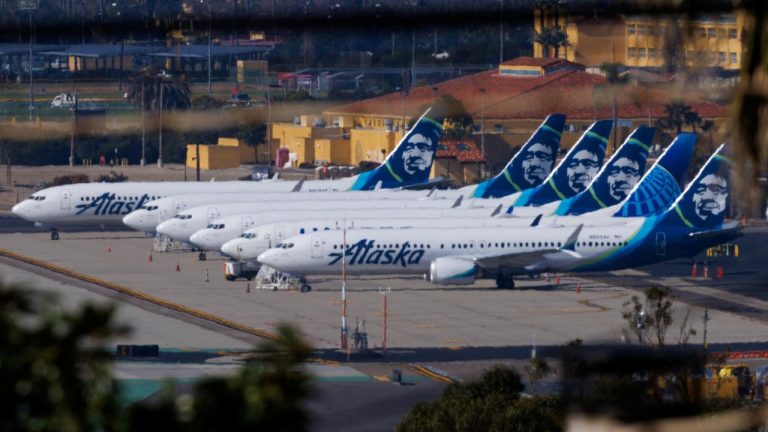 ABD’de Boeing tipi uçağın, kalkış esnasında burun tekerleği düştü ABD’de Boeing tipi uçağın, kalkış esnasında burun tekerleği düştü