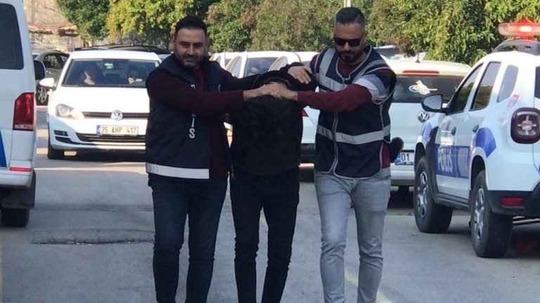 Adana’da oyuncak ayıya gizlenmiş 1825 uyuşturucu hap bulundu