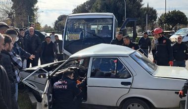 Adana’da yolcu minibüsüyle otomobil çarpıştı: 9 yaralı