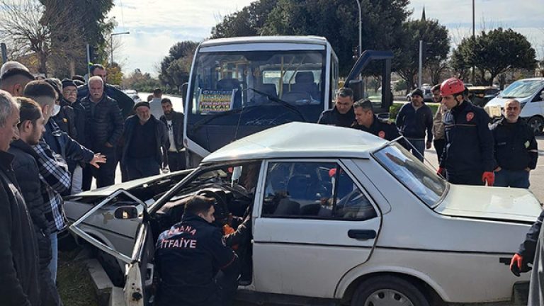 Adana’da yolcu minibüsüyle otomobil çarpıştı: 9 yaralı