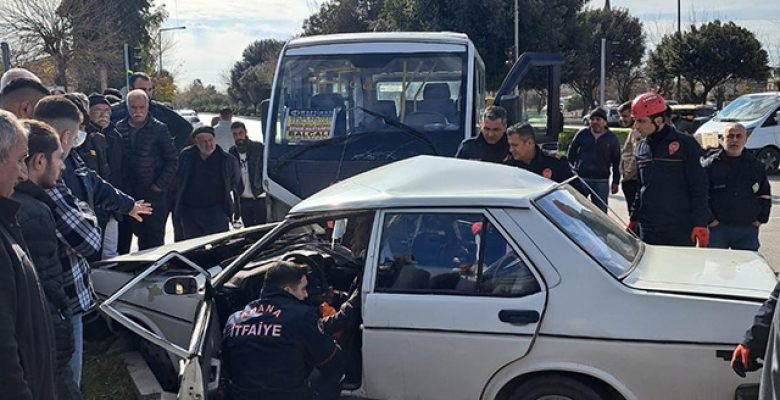 Adana’da yolcu minibüsüyle otomobil çarpıştı: 9 yaralı