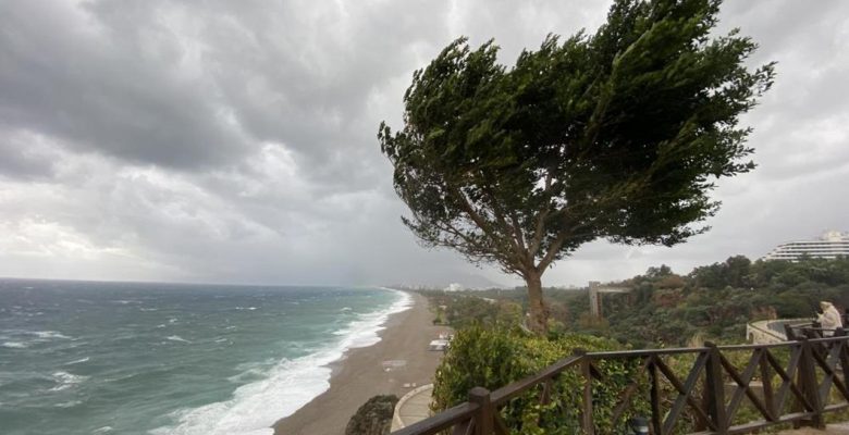 Antalya’da fırtına dev dalgalara sebep oldu