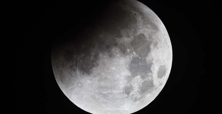 Ay küçülüyor astronotlar için tehlike büyüyor