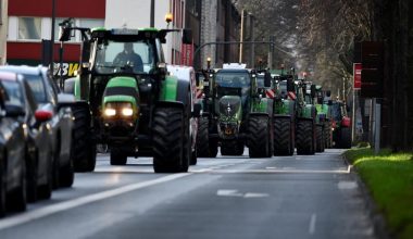 Berlin’de protestoya giden çiftçilerle dayanışma gösteren itfaiye erine inceleme