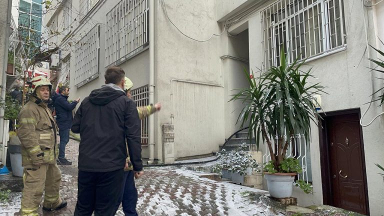 Beyoğlu’nda 5 katlı binada yangın: 1 kişi ağır yaralandı