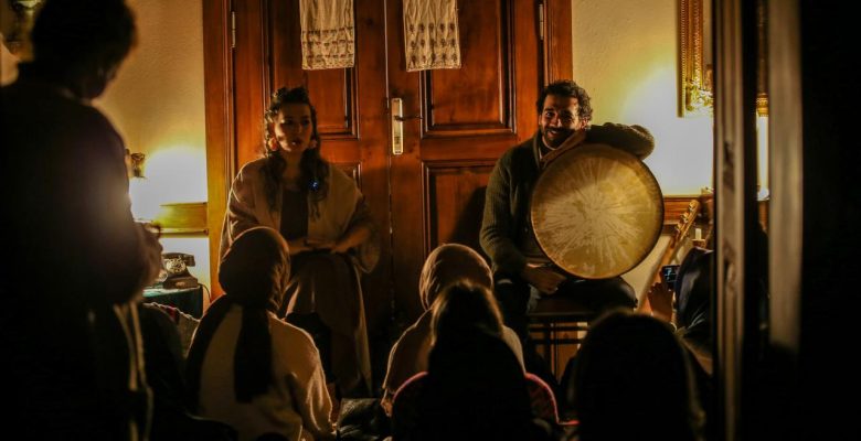 Dinleyicilerini “Kafdağı’nın ardına” yolculuğa çıkarıyor