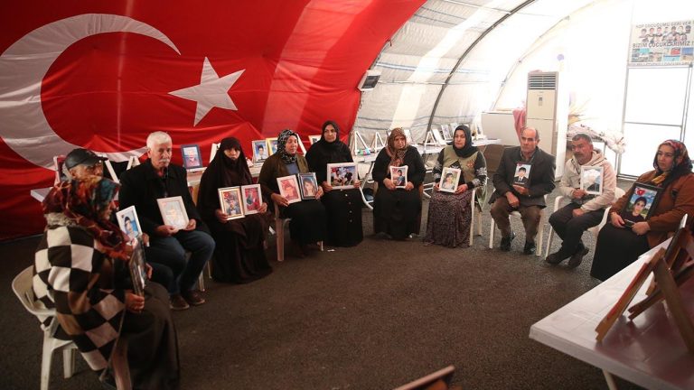 Diyarbakır anneleri yeni yılın ilk gününde de nöbette Diyarbakır anneleri yeni yılın ilk gününde de nöbette