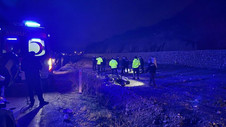 Hafif ticari araçla motosiklet kafa kafaya çarpıştı: 1 ölü, 1 yaralı Hafif ticari araçla motosiklet kafa kafaya çarpıştı: 1 ölü, 1 yaralı