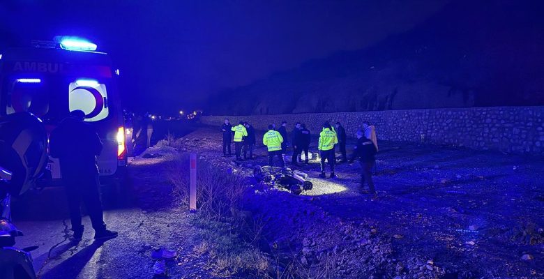 Hafif ticari araçla motosiklet kafa kafaya çarpıştı: 1 ölü, 1 yaralı