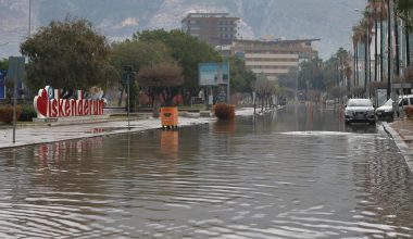 Hatay’da sağanak: Yollar, evler ve iş yerleri su altında