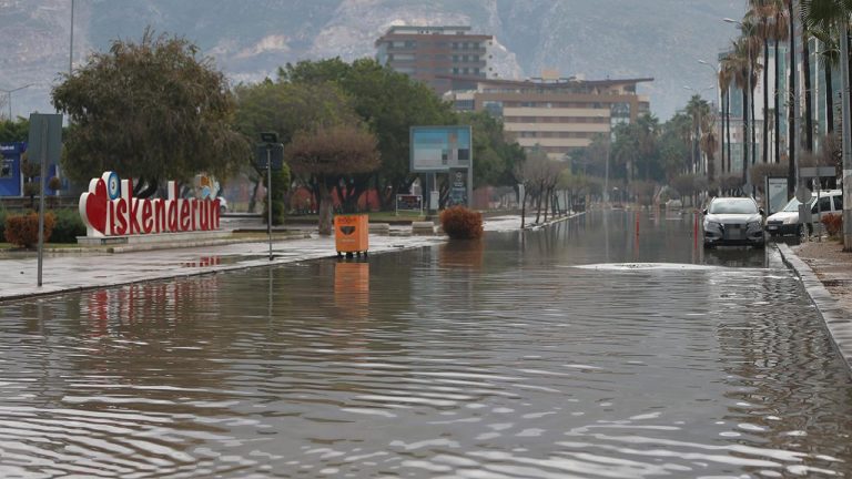Hatay’da sağanak: Yollar, evler ve iş yerleri su altında Hatay’da sağanak: Yollar, evler ve iş yerleri su altında
