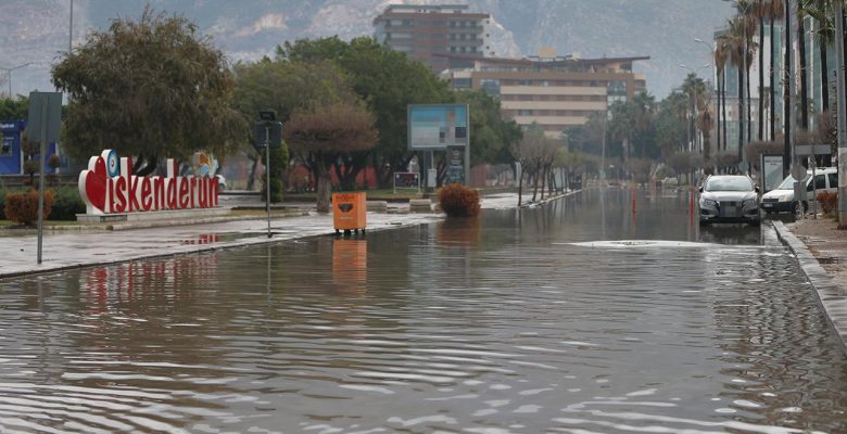 Hatay’da sağanak: Yollar, evler ve iş yerleri su altında