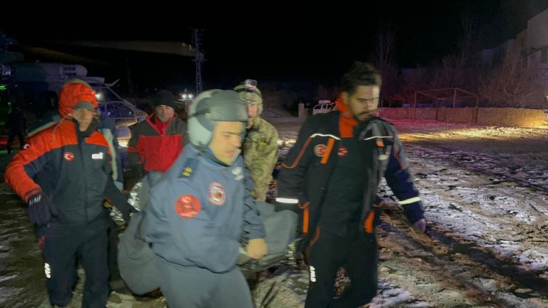 İniş yolunda ayağı kırılan dağcı helikopterle kurtarıldı