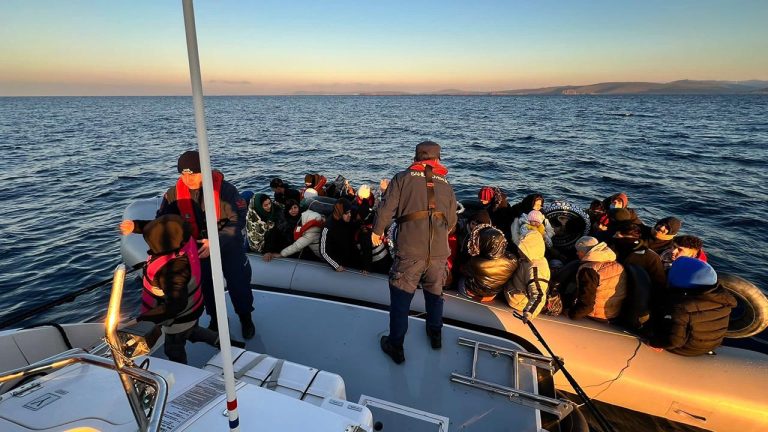 İzmir’de 60 düzensiz göçmen yakalandı