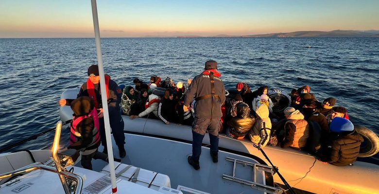 İzmir’de 60 düzensiz göçmen yakalandı