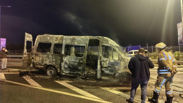 Kağıthane’de seyir halindeki minibüs yandı