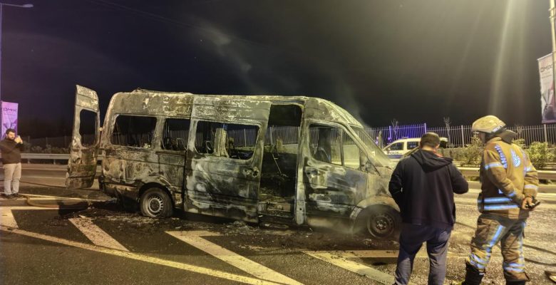 Kağıthane’de seyir halindeki minibüs yandı