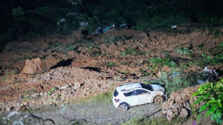 Kolombiya’da otoyolda toprak kayması: 39 kişi öldü