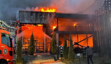 Kütahya’da porselen fabrikasında yangın: Müdahale sürüyor