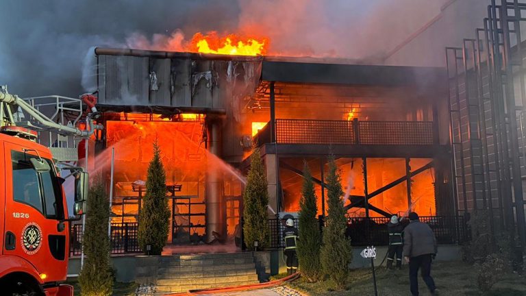 Kütahya’da porselen fabrikasında yangın: Müdahale sürüyor
