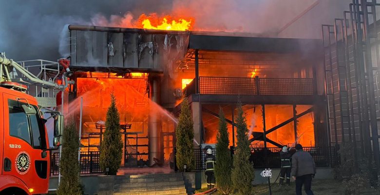 Kütahya’da porselen fabrikasında yangın: Müdahale sürüyor